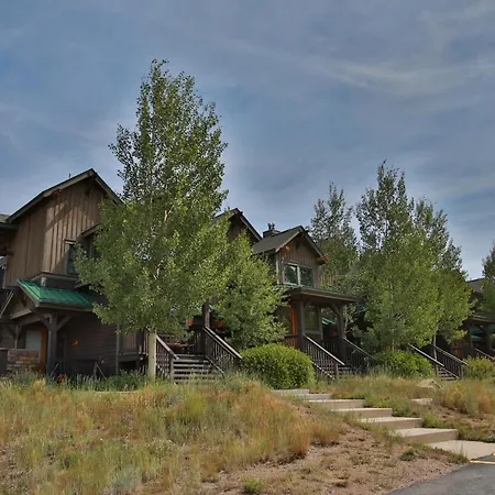 Kicking Horse Lodges 4-302-3
