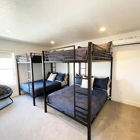 New Family-Friendly Townhome W/ Pool & Hot Tub-3