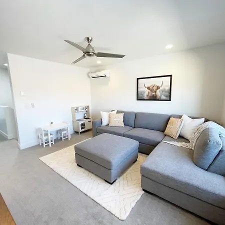 New Family-Friendly Townhome W/ Pool & Hot Tub-2