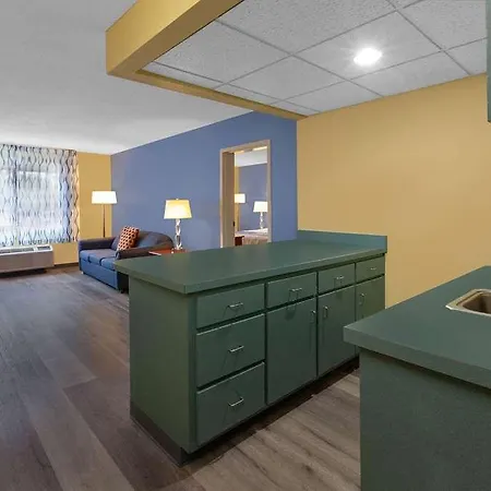 Days Inn By Wyndham Milan Sandusky South-2