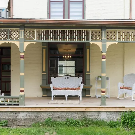 Moulin Rouge House Bed And Breakfast-3