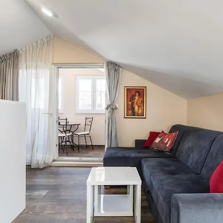 Elegant Residence Rooms & Apartments-3