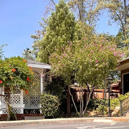 Mariposa Lodge-2