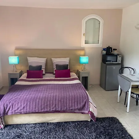 Chambre spacieuse indépendante dans villa plus parking privée-3