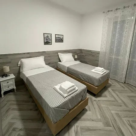Holiday Rooms Rho-2