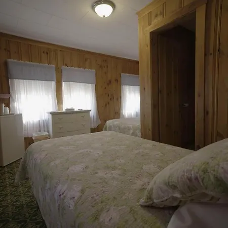 Betty Doon Motor Hotel-3
