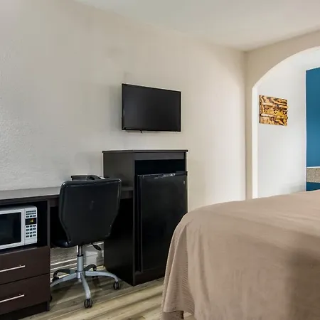 Rodeway Inn Broken Bow-Hochatown-2