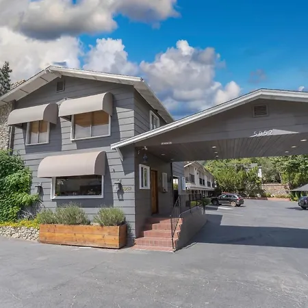 Mariposa Lodge-3
