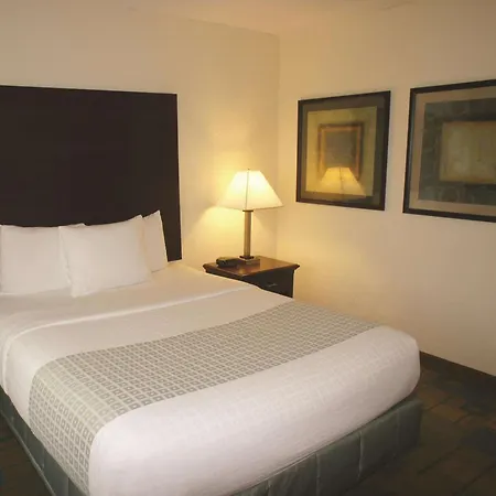 La Quinta Inn & Suites By Wyndham Boston Somerville-3