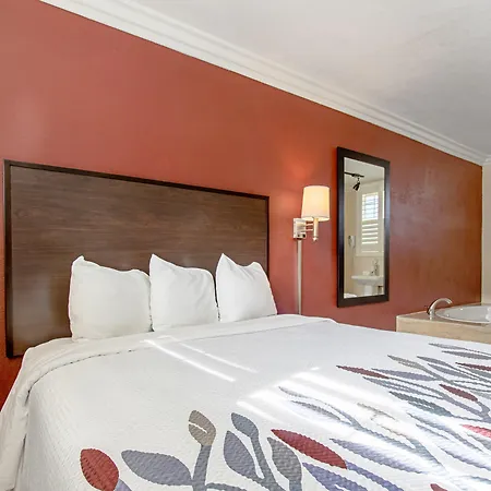 Red Roof Inn And Suites Monterey-3