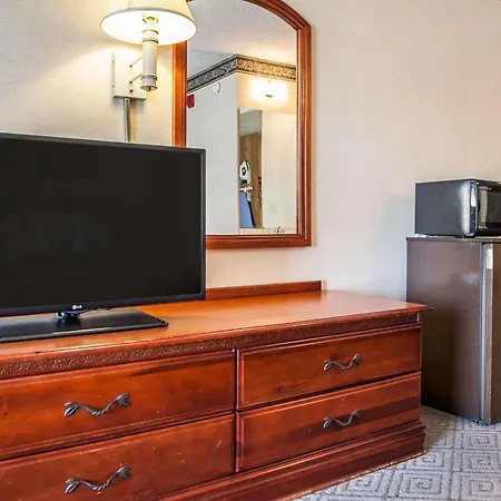 Rodeway Inn & Suites Milwaukee Airport-3