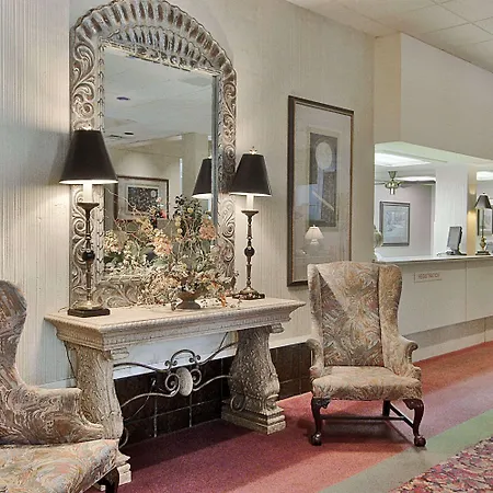 Ramada By Wyndham Augusta Downtown Hotel & Conference Center-2
