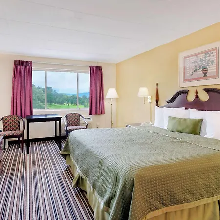 Travelodge By Wyndham Chambersburg-3