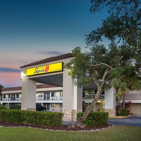 Super 8 By Wyndham Naples-3