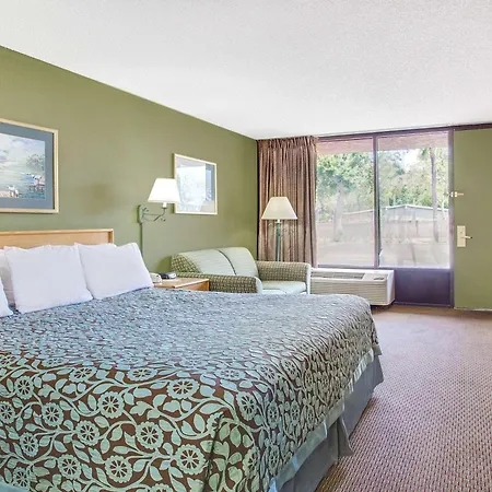 Days Inn By Wyndham Bradenton - Near The Gulf-3