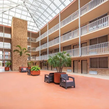 Ramada By Wyndham Tampa Westshore Airport South-2