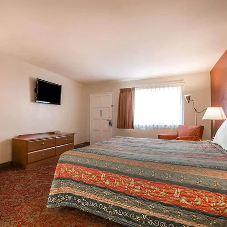 Rodeway Inn Fallbrook Downtown-3