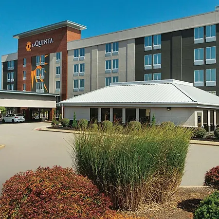 La Quinta Inn & Suites By Wyndham Cleveland Airport West-3