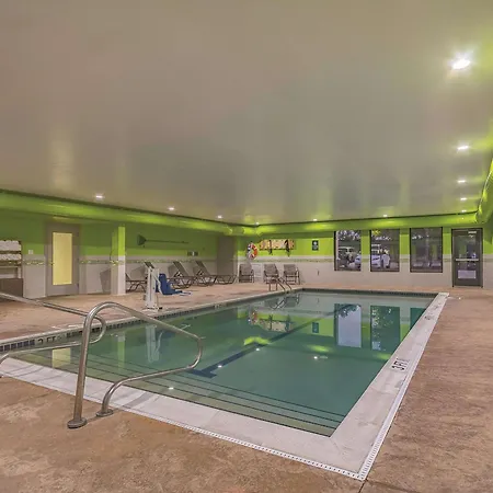 La Quinta Inn & Suites By Wyndham Cleveland Airport West-2