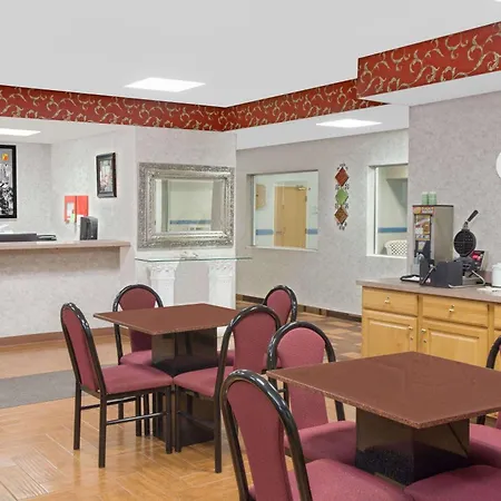 Super 8 By Wyndham Three Rivers-2