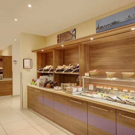 Premier Inn Hamburg City Alster-2