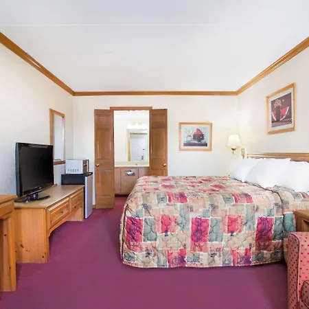 Days Inn By Wyndham Auburn-2