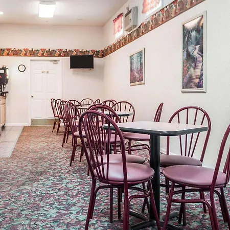 Econo Lodge-3