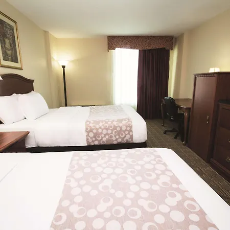 La Quinta Inn & Suites By Wyndham Downtown Conference Center-3