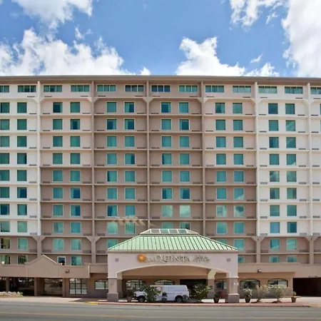 La Quinta Inn & Suites By Wyndham Downtown Conference Center-2