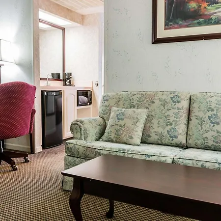 Econo Lodge & Suites Grand Rapids Airport-3