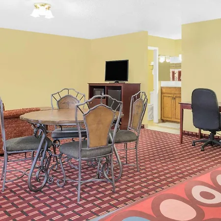 Super 8 By Wyndham Kerrville Tx-3
