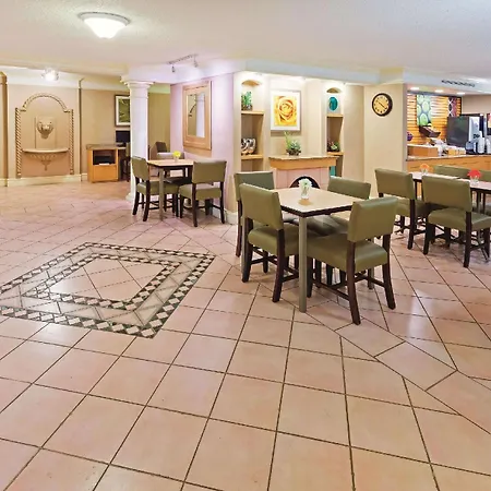 Baymont By Wyndham Lubbock - Downtown Civic Center-2