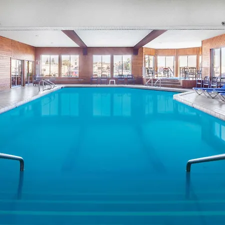 Ramada By Wyndham Mackinaw City Waterfront-3