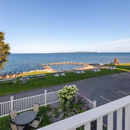 Baymont By Wyndham St. Ignace Lakefront-3