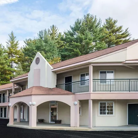 Howard Johnson By Wyndham Lenox-3