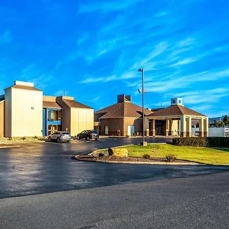 Clarion Pointe Harrisonburg-3