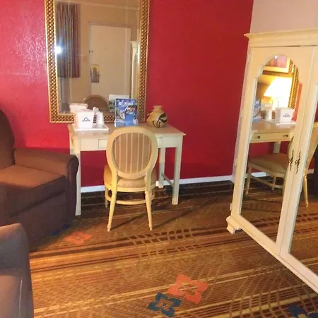 Days Inn By Wyndham Hot Springs-2