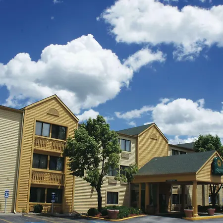 La Quinta Inn & Suites By Wyndham Kansas City North-3