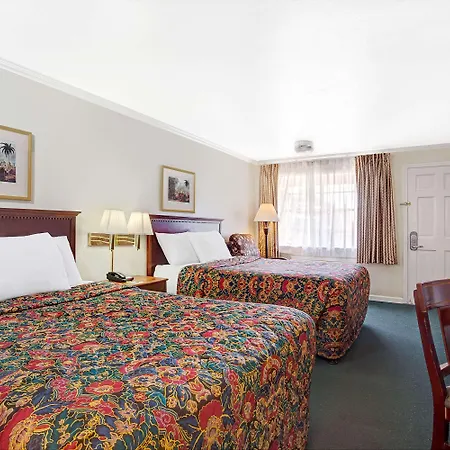 Days Inn By Wyndham Everett-2