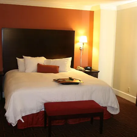 Hampton Inn & Suites Stamford-2