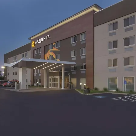 La Quinta Inn & Suites By Wyndham Cleveland - Airport North-3