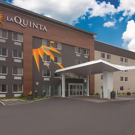 La Quinta Inn & Suites By Wyndham Cleveland - Airport North-2