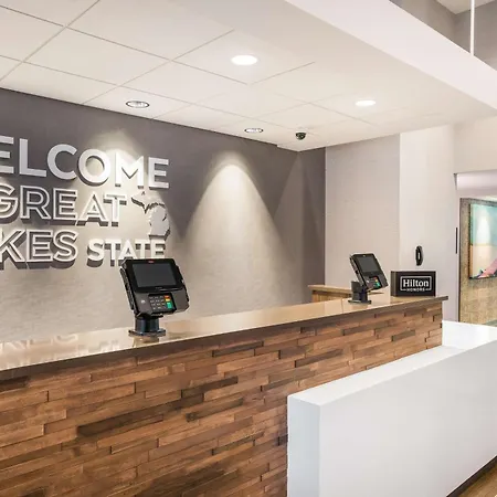 Hampton Inn & Suites Houghton-2