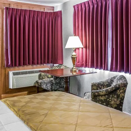 Clarion Hotel Mackinaw City Beachfront-2