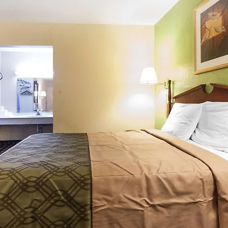 Econo Lodge Cleveland-3