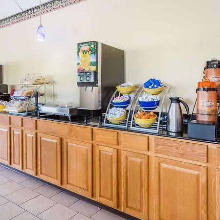 Days Inn By Wyndham Staunton-3