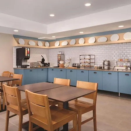 Country Inn & Suites By Radisson, Detroit Lakes-3