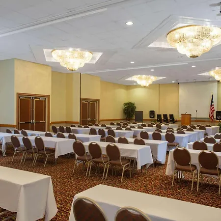 Days Inn & Suites By Wyndham Tallahassee Conf Center I-10-3