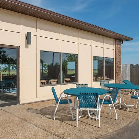 Days Inn By Wyndham Pontoon Beach-3