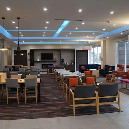 La Quinta Inn & Suites By Wyndham Lewisville-3